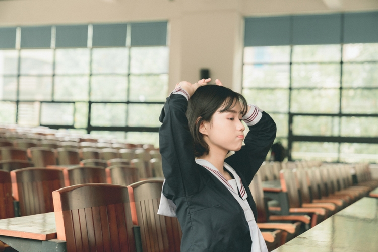 短发校园制服美女丝袜美腿清纯养眼写真图片