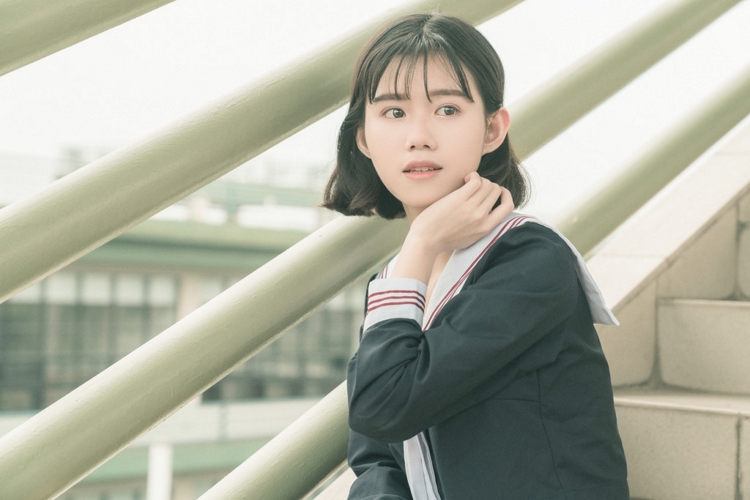 短发校园制服美女丝袜美腿清纯养眼写真图片