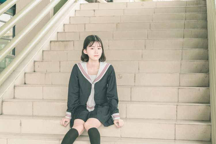 短发校园制服美女丝袜美腿清纯养眼写真图片