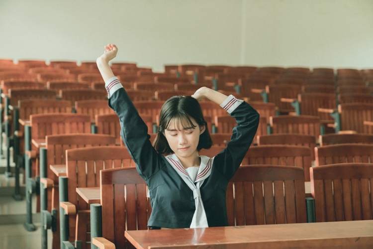 短发校园制服美女丝袜美腿清纯养眼写真图片