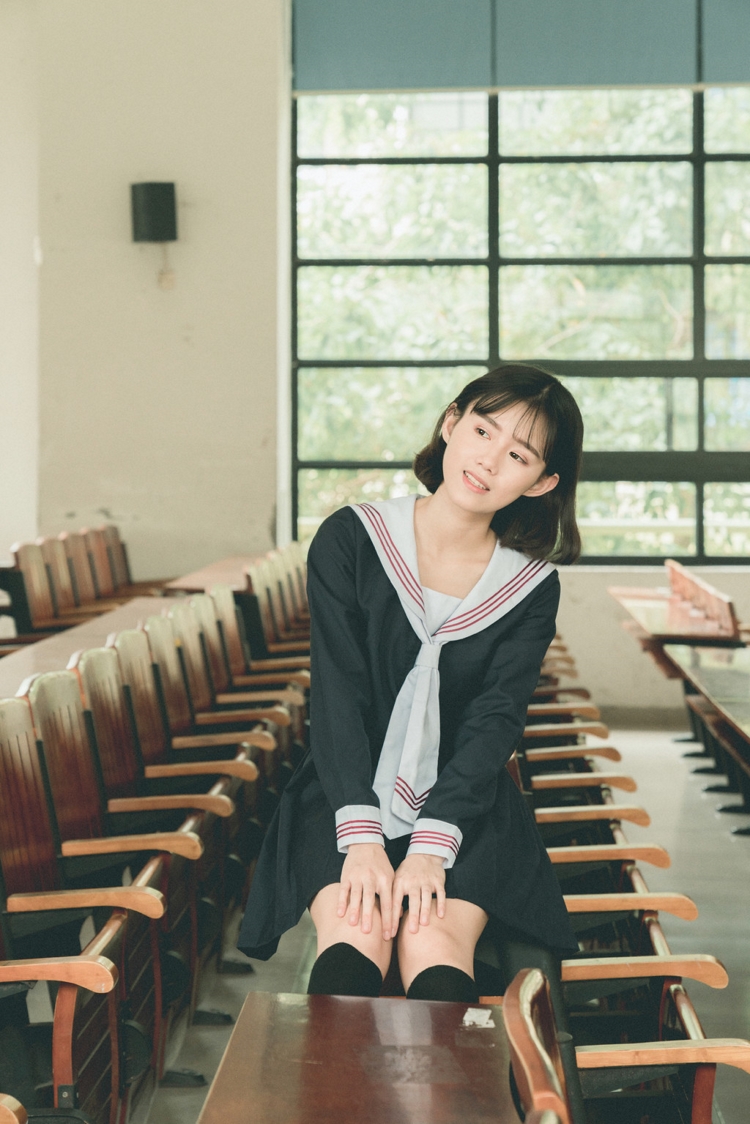 短发校园制服美女丝袜美腿清纯养眼写真图片