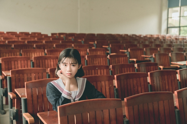 短发校园制服美女丝袜美腿清纯养眼写真图片