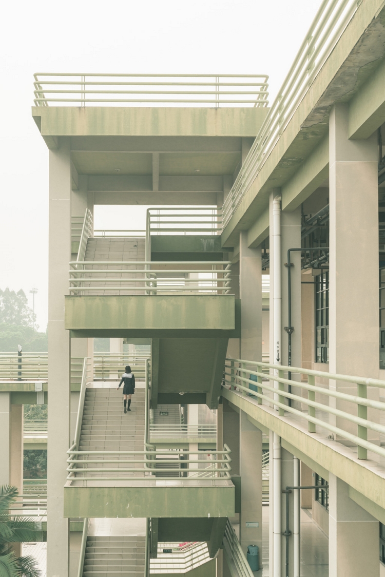 短发校园制服美女丝袜美腿清纯养眼写真图片