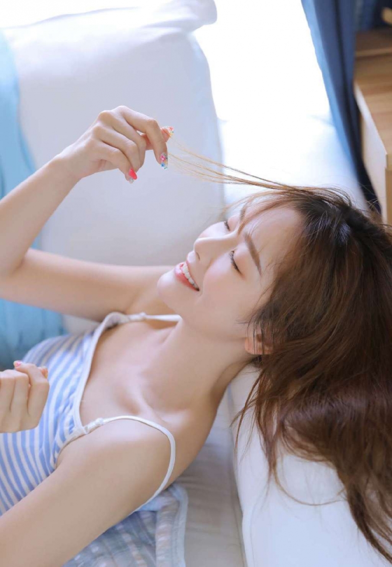 丸子头美女细腰长腿极品图库