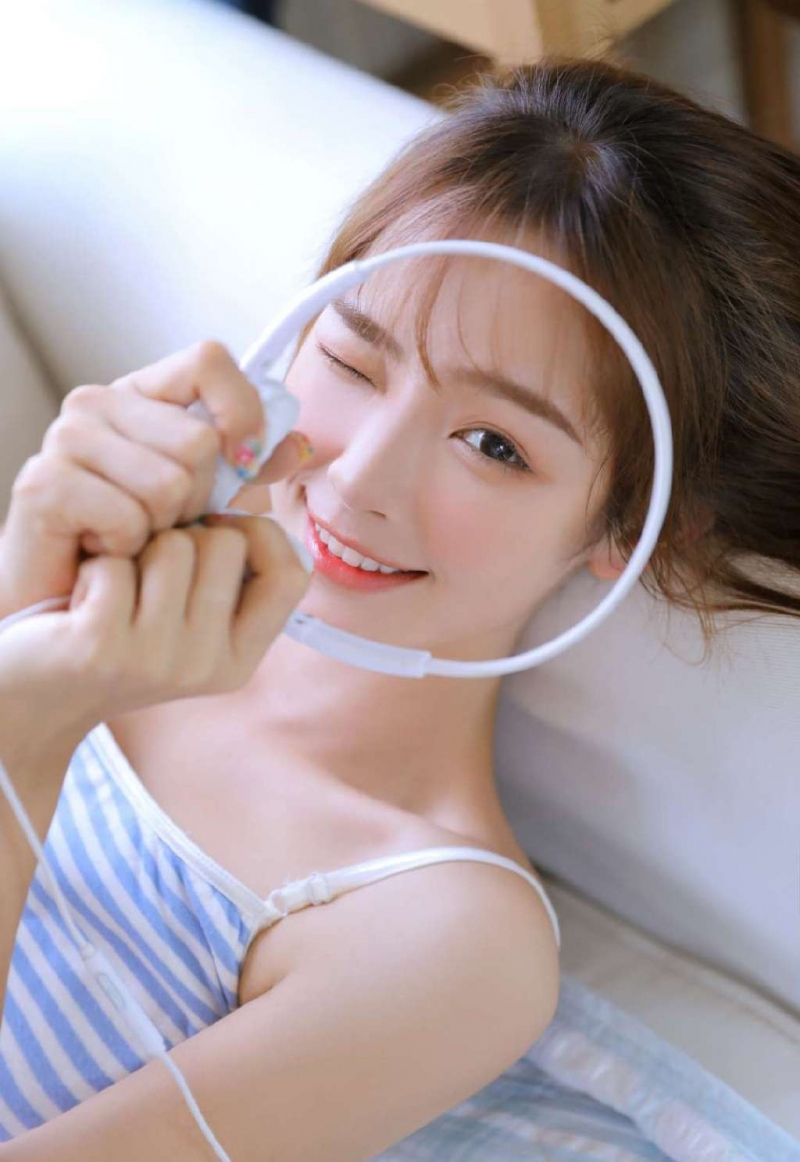 丸子头美女细腰长腿极品图库