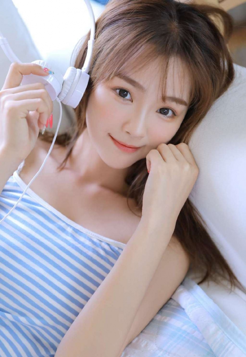 丸子头美女细腰长腿极品图库