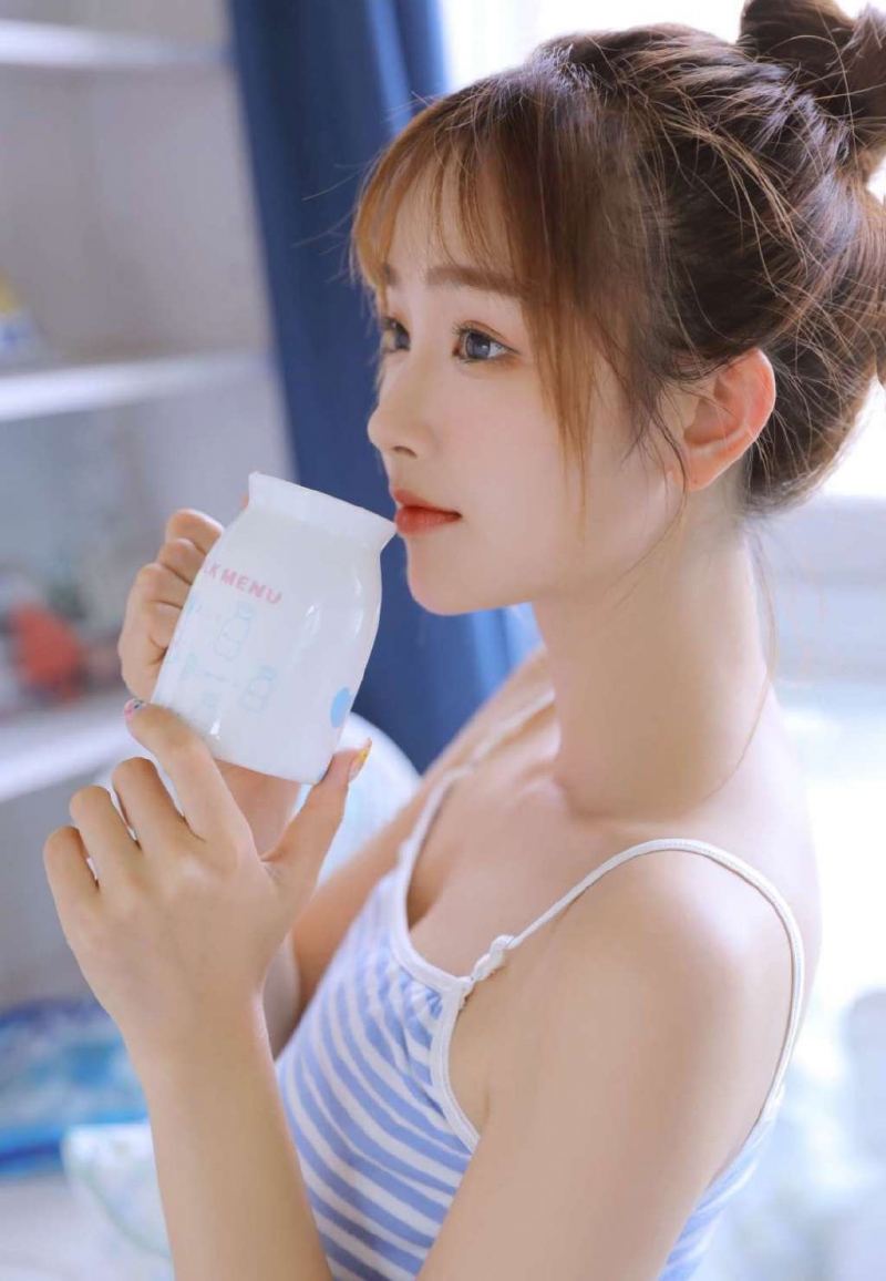 丸子头美女细腰长腿极品图库