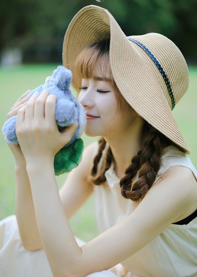 草地上的麻花辫美少女精选图片