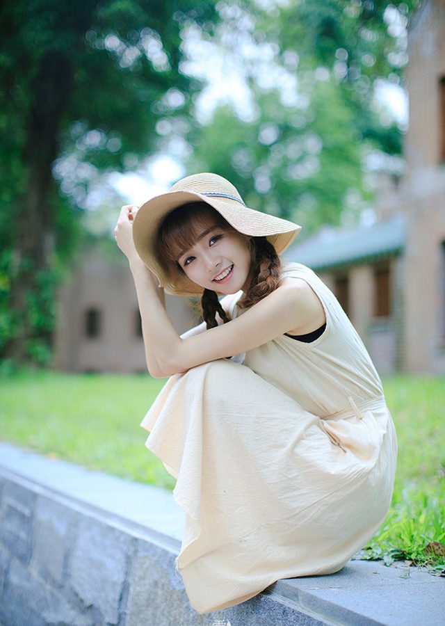 草地上的麻花辫美少女精选图片