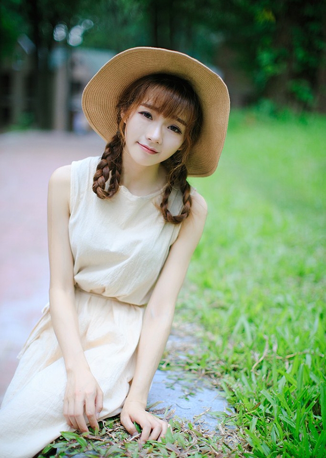 草地上的麻花辫美少女精选图片