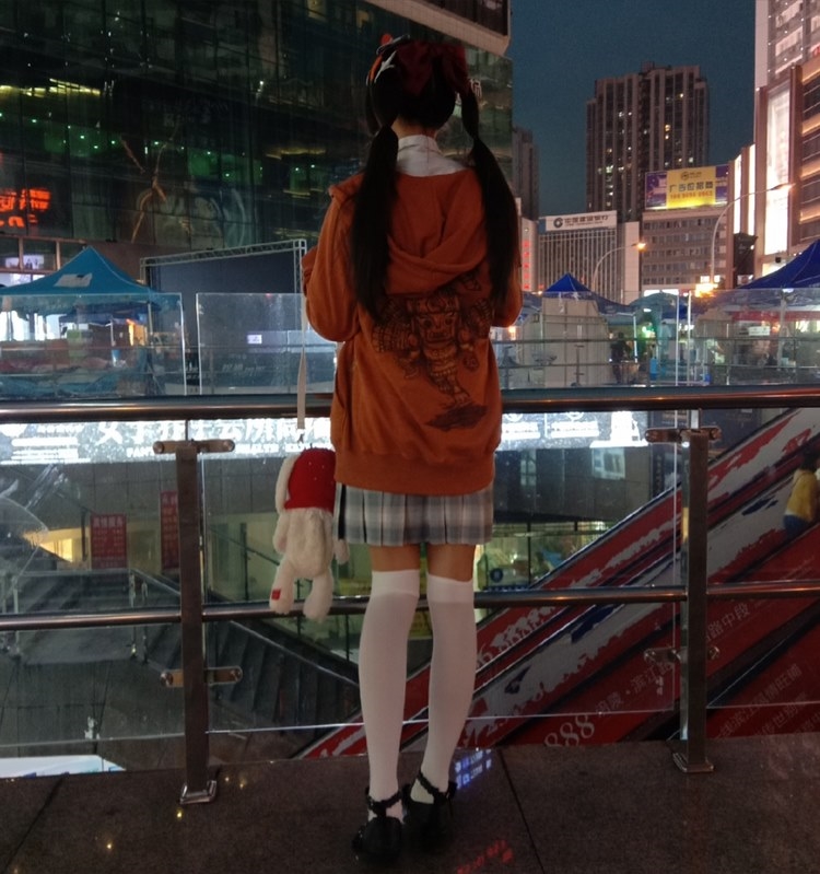 双马尾制服美少女夜晚白丝美腿写真图片