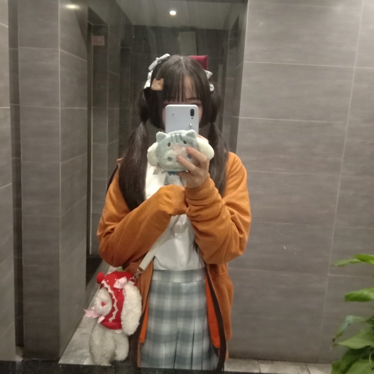 双马尾制服美少女夜晚白丝美腿写真图片