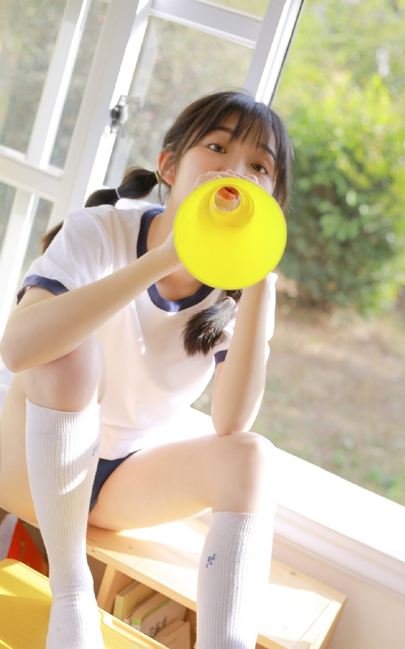 体操服学生妹白丝美腿教室美图