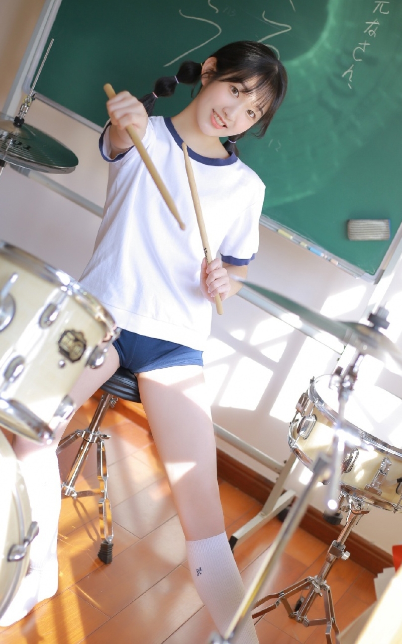 体操服学生妹白丝美腿教室美图
