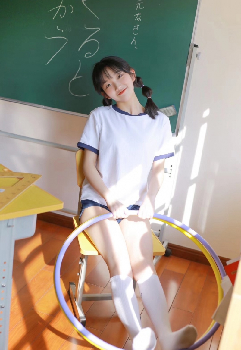 体操服学生妹白丝美腿教室美图