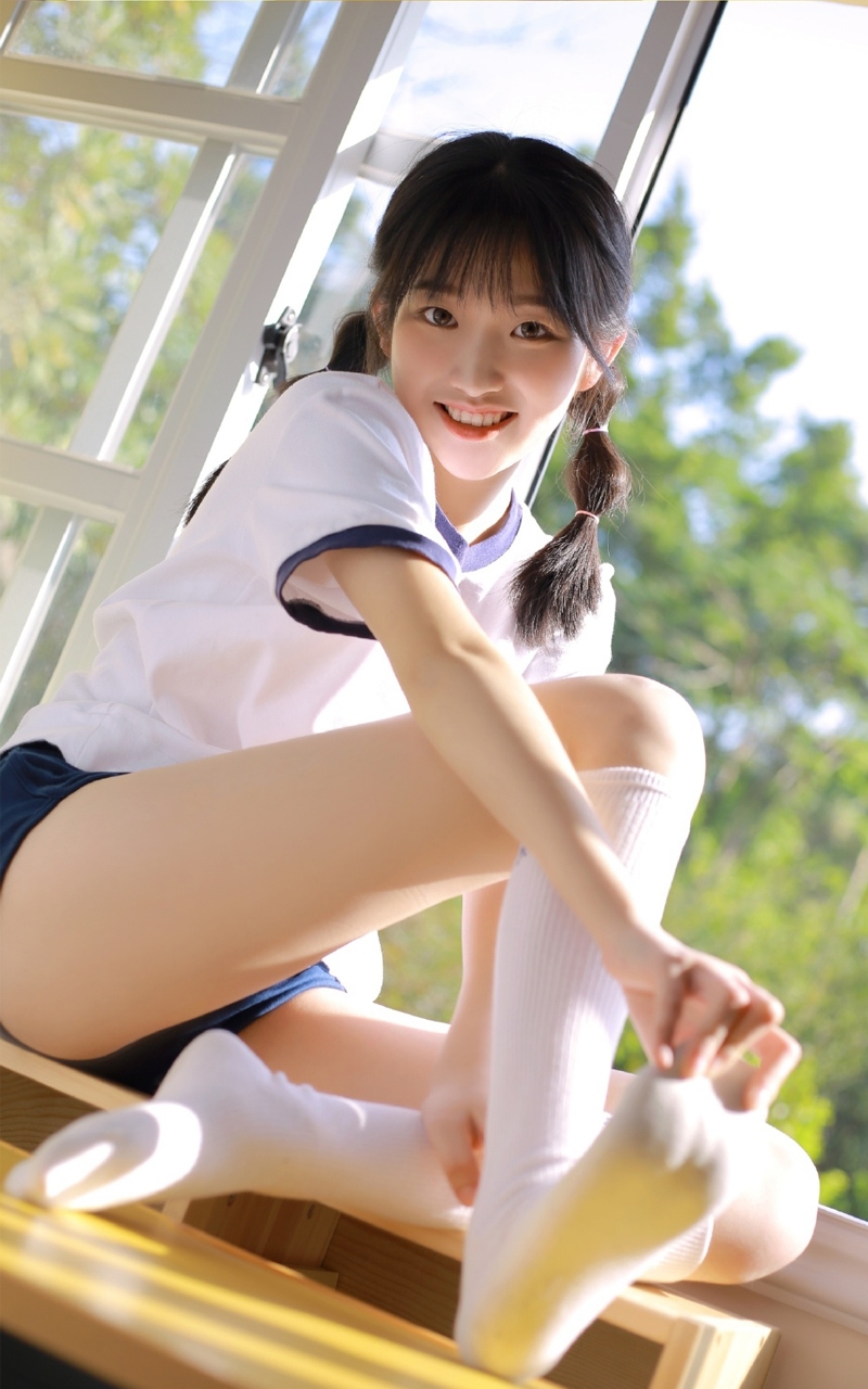 体操服学生妹白丝美腿教室美图