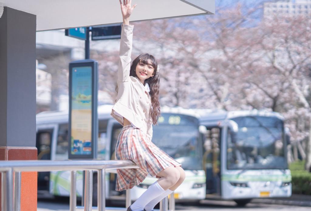 樱花树下制服美女白丝美腿图片