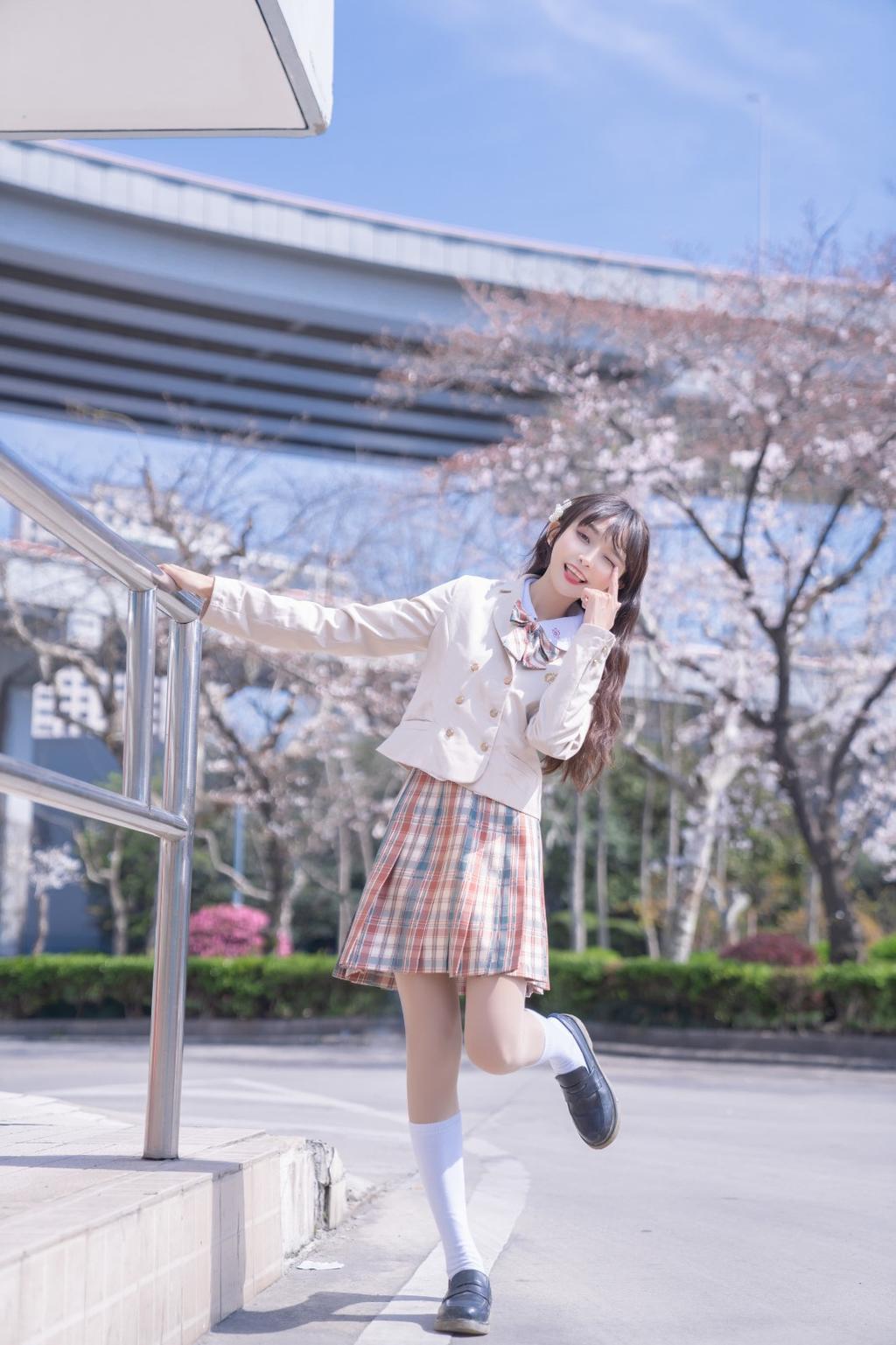 樱花树下制服美女白丝美腿图片