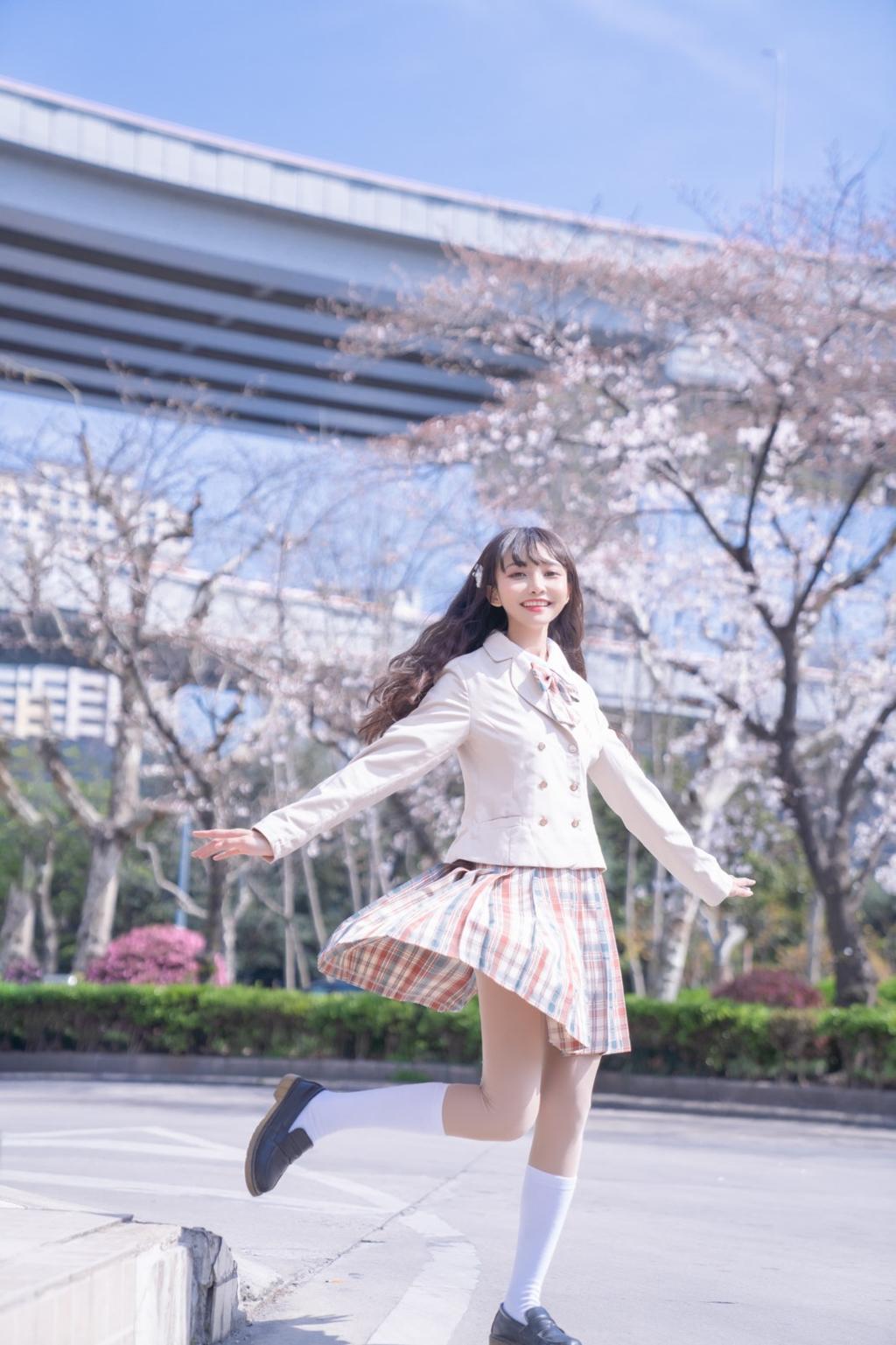 樱花树下制服美女白丝美腿图片