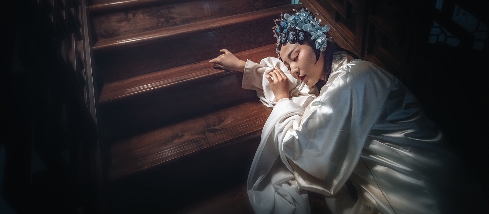 古装戏子举止优雅古风摄影图片