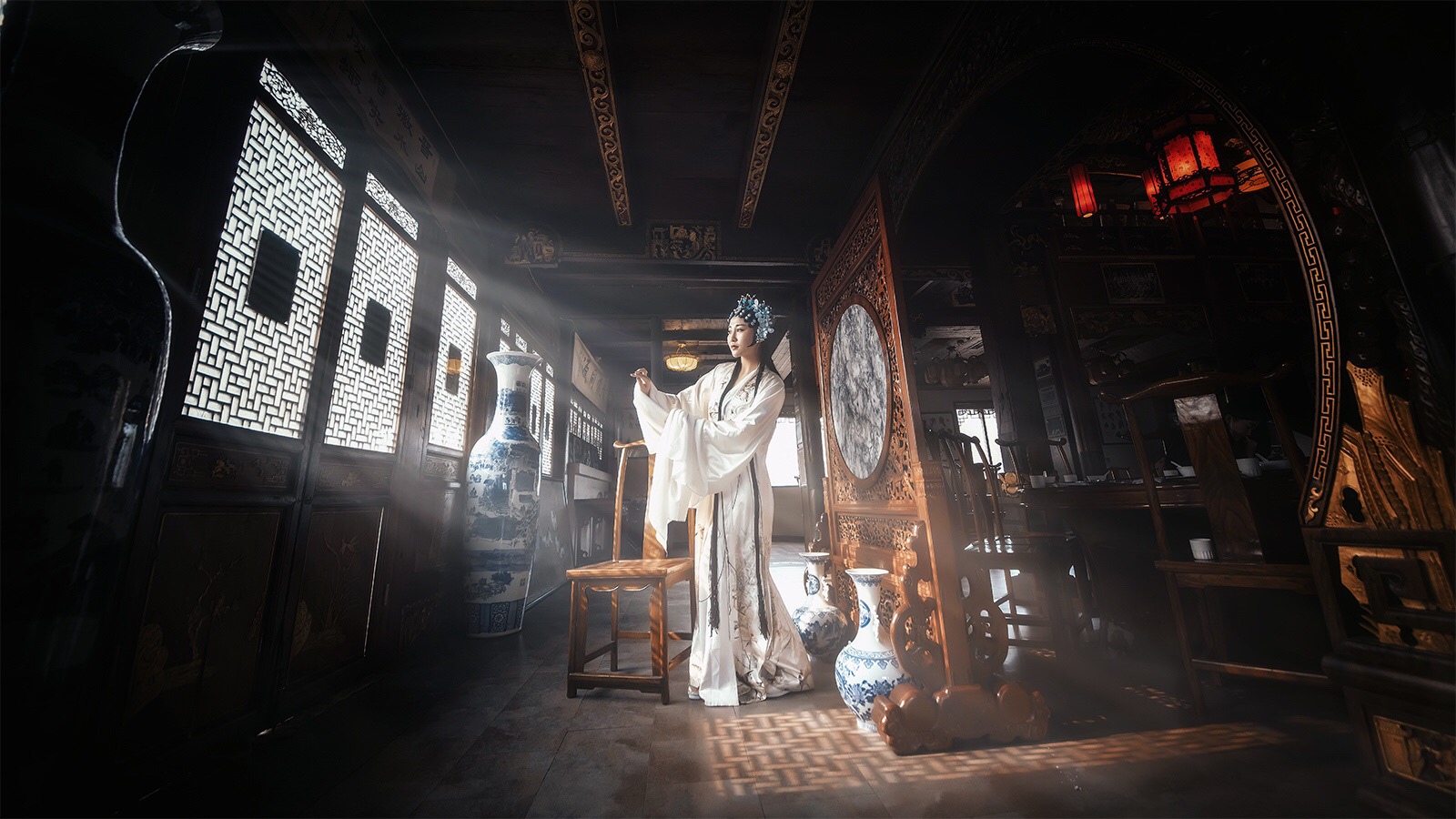 古装戏子举止优雅古风摄影图片