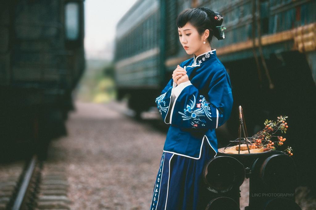 温婉大家闺秀火车站古风摄影