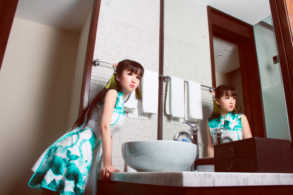 个头娇小的刘海古装裙美女