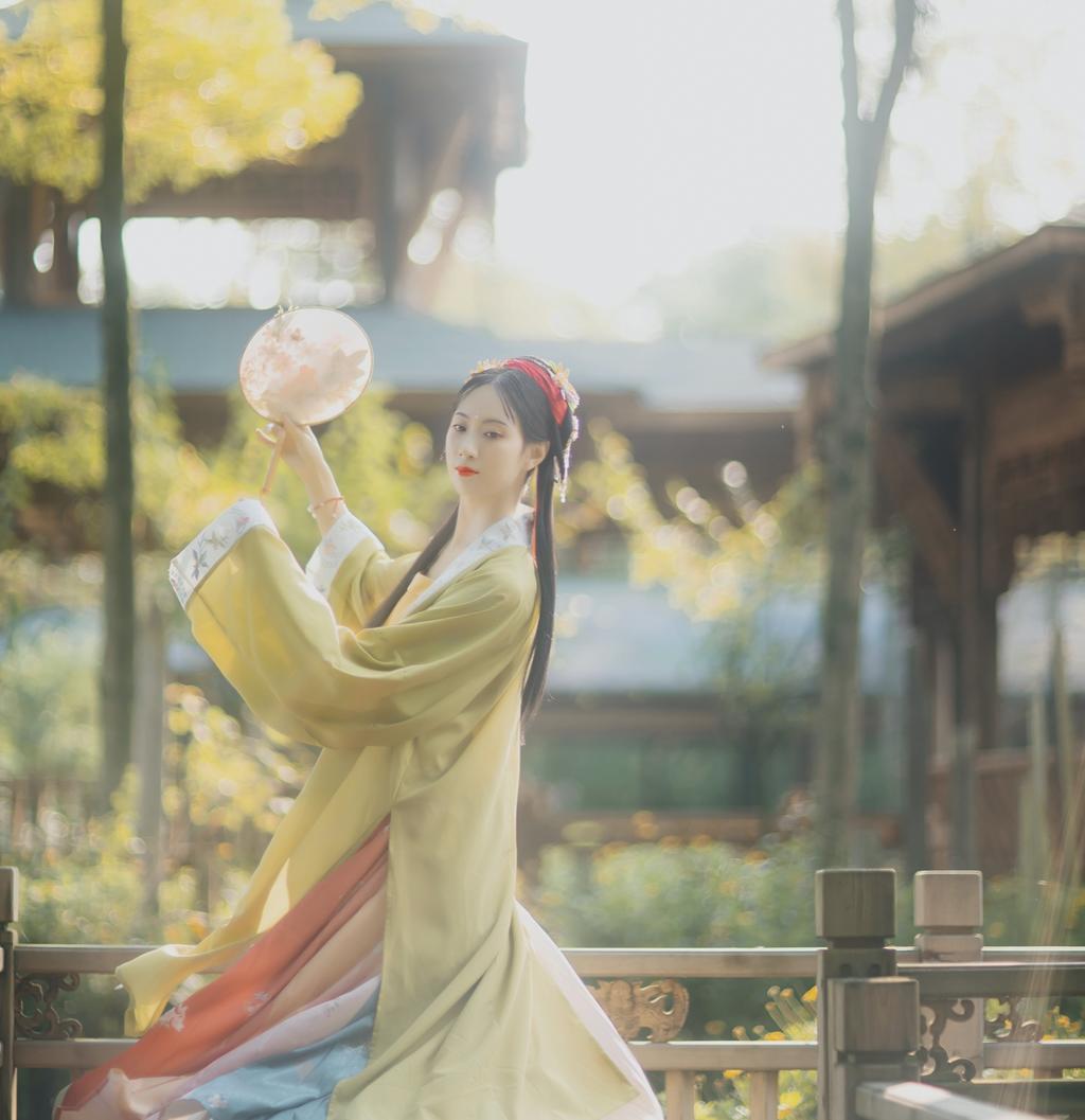 古装美女手执罗扇轻摇裙摆写真