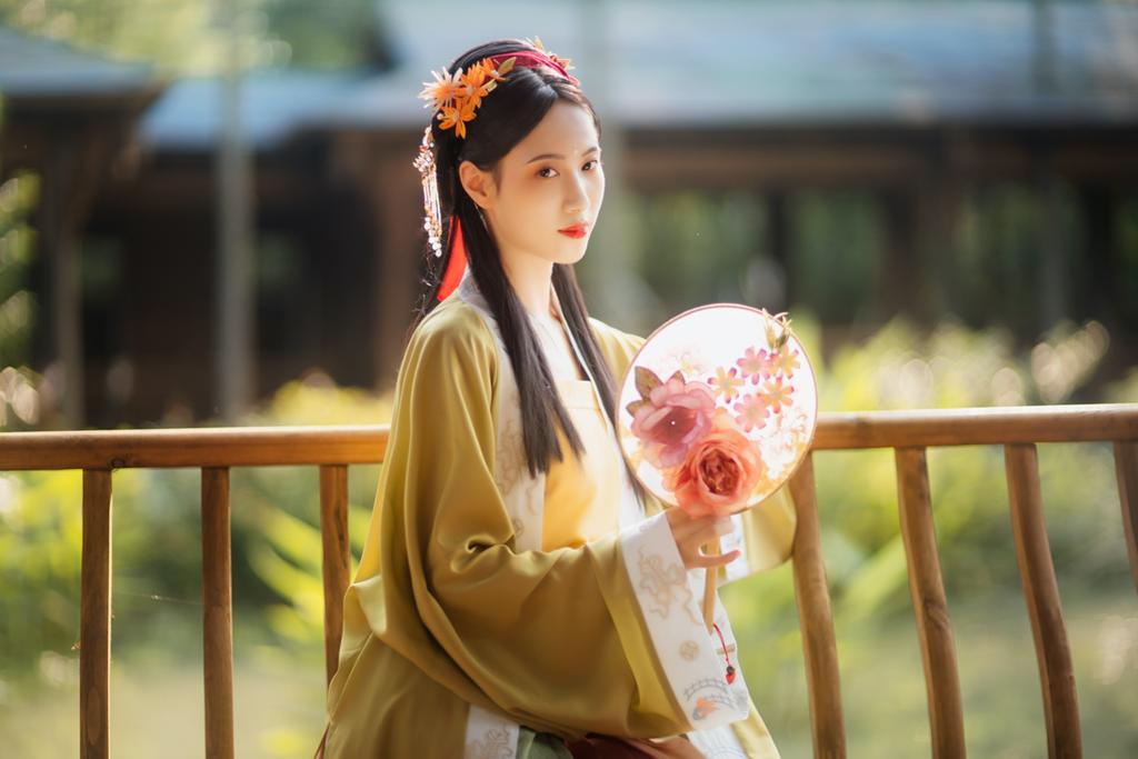 古装美女手执罗扇轻摇裙摆写真