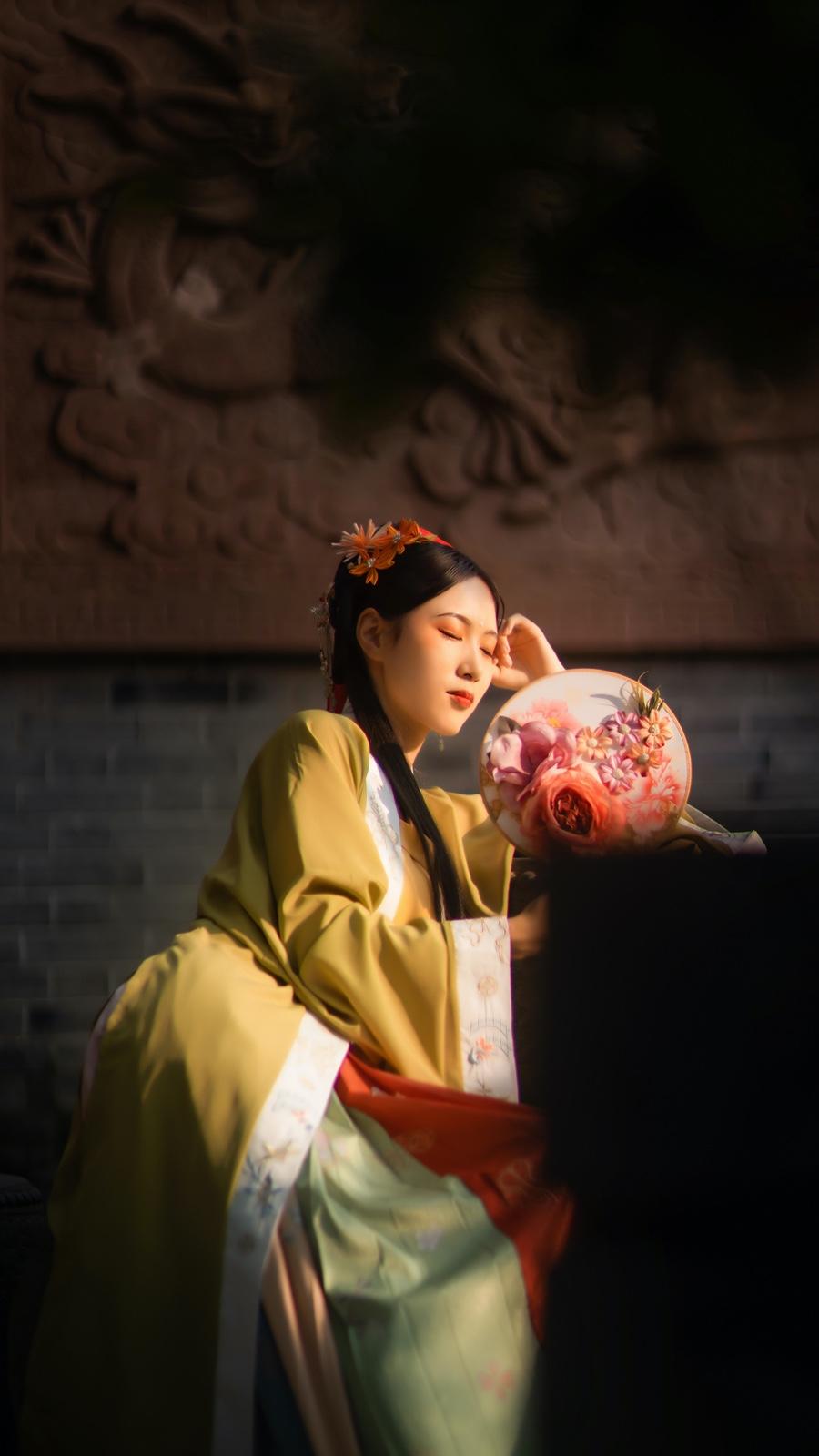 古装美女手执罗扇轻摇裙摆写真