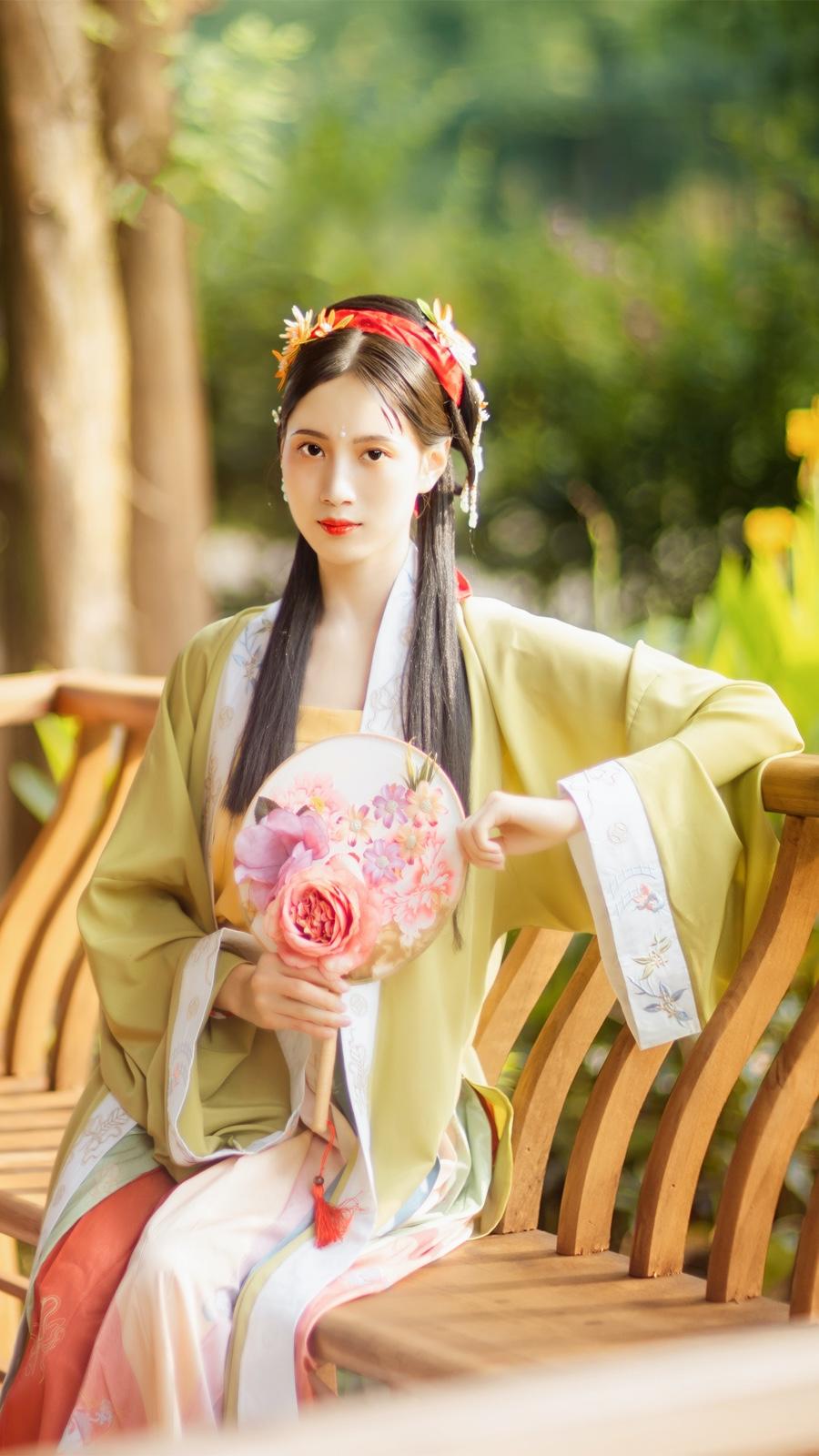 古装美女手执罗扇轻摇裙摆写真