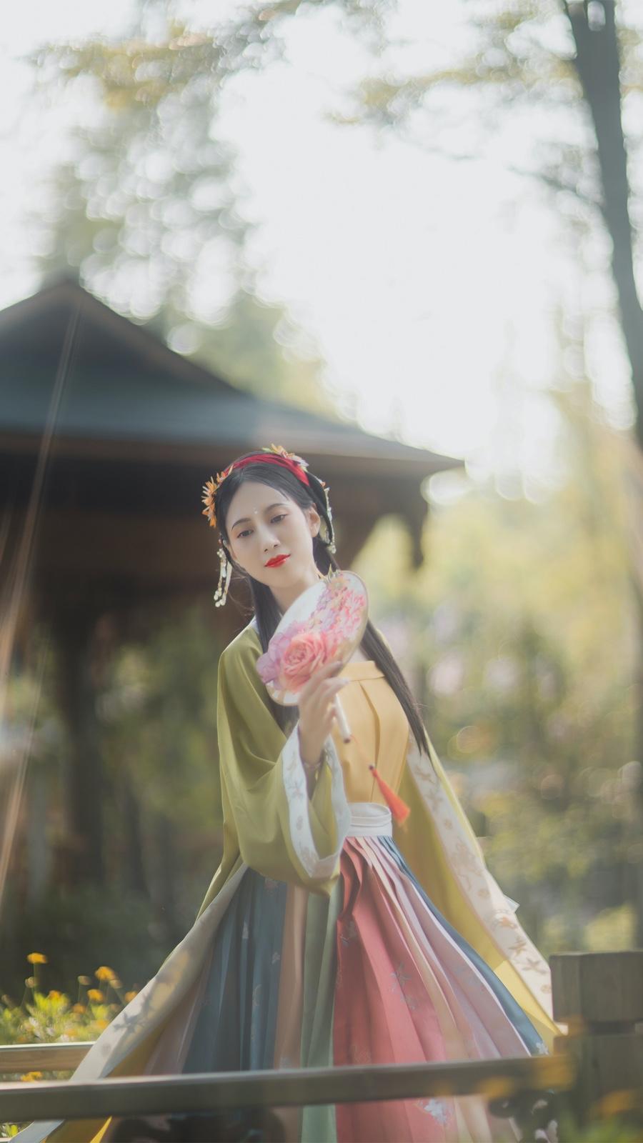 古装美女手执罗扇轻摇裙摆写真