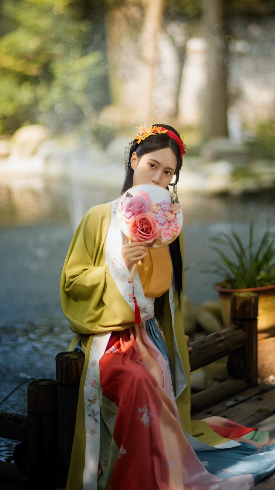 古装美女手执罗扇轻摇裙摆写真