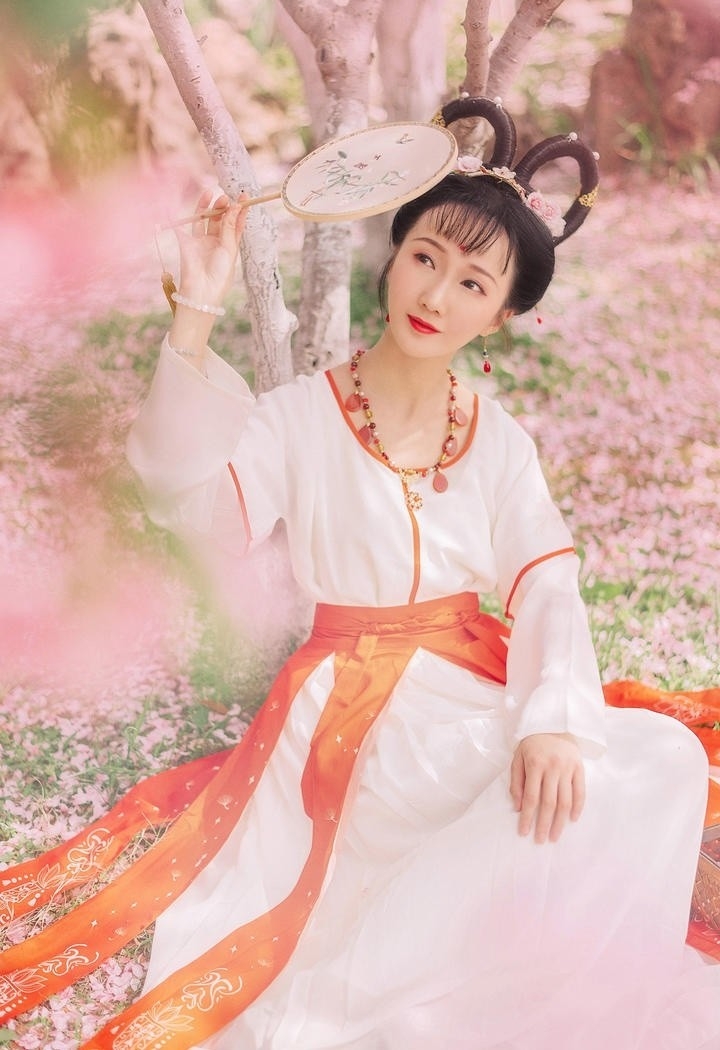 桃花树下汉服少女唯美古风摄影