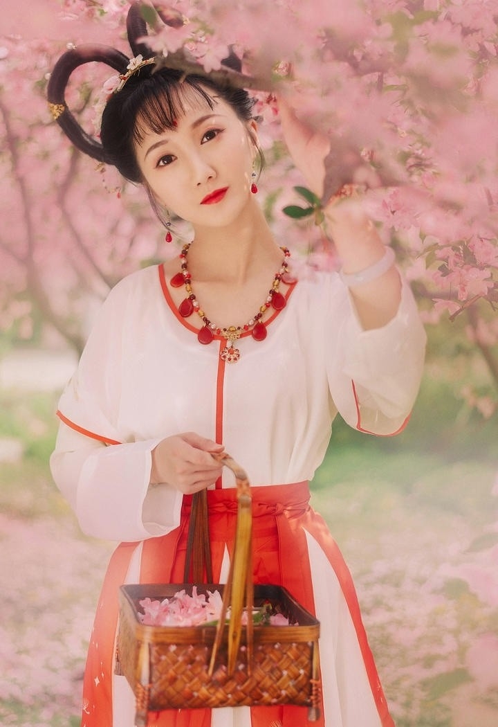 桃花树下汉服少女唯美古风摄影