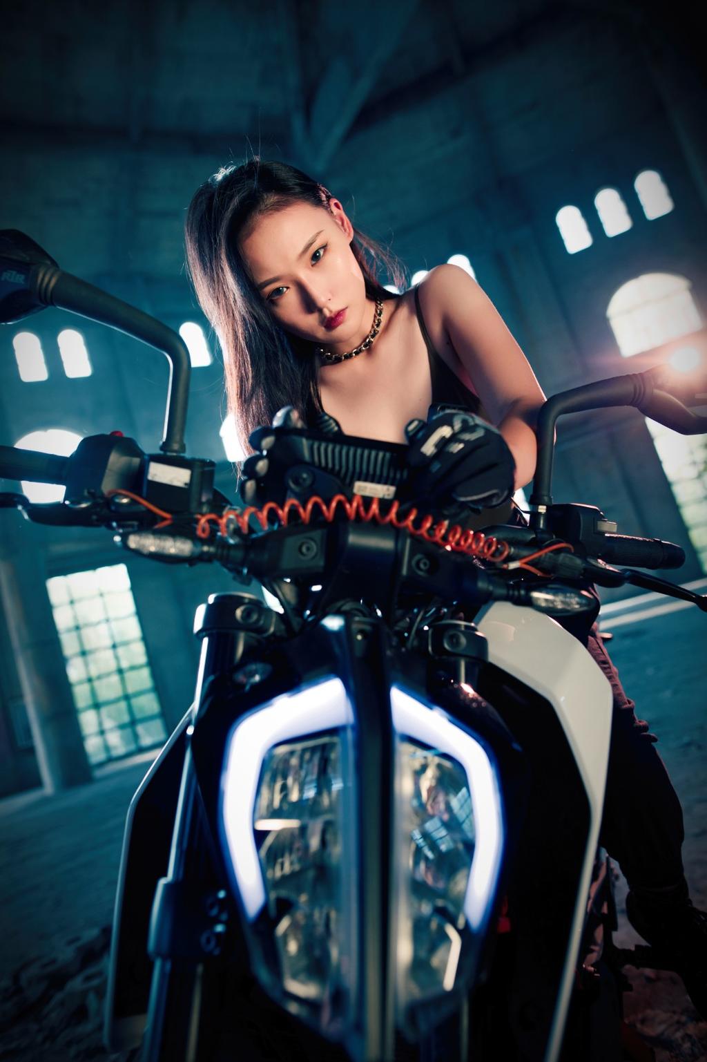 美飒机车女孩霸气图片