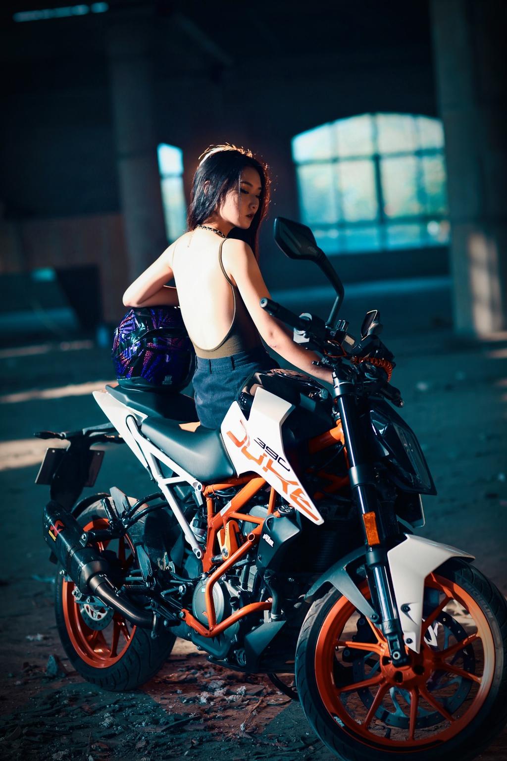 美飒机车女孩霸气图片