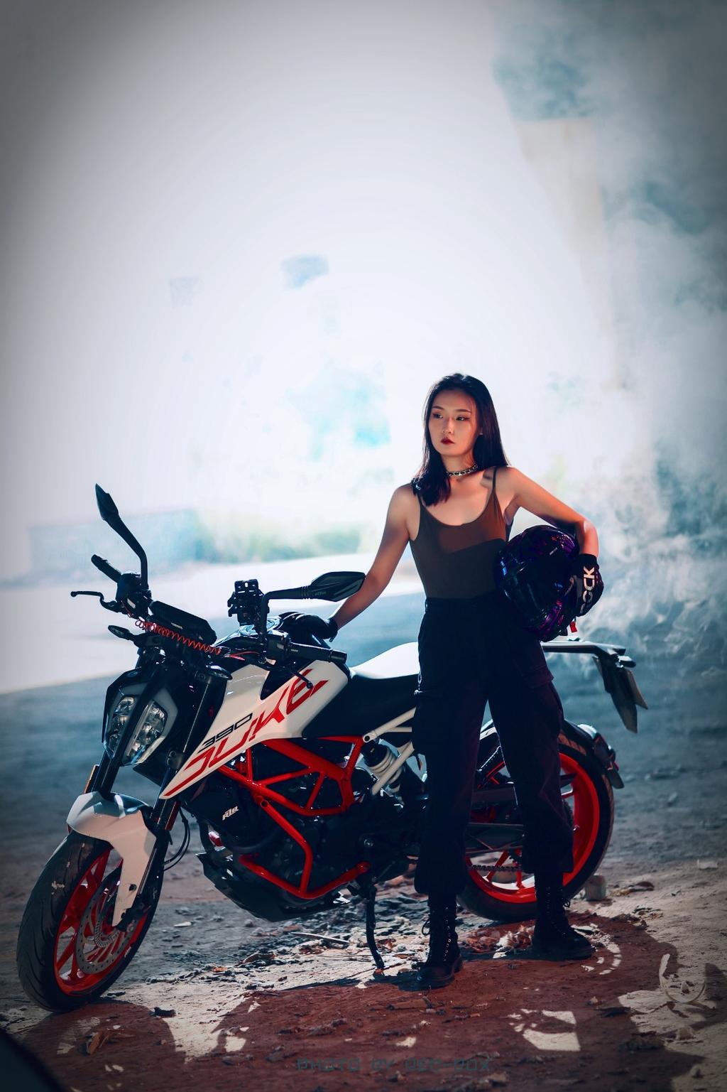 美飒机车女孩霸气图片