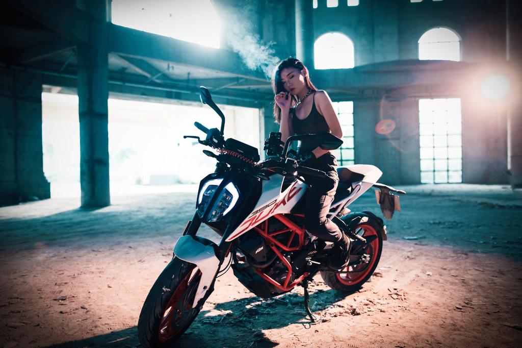 美飒机车女孩霸气图片