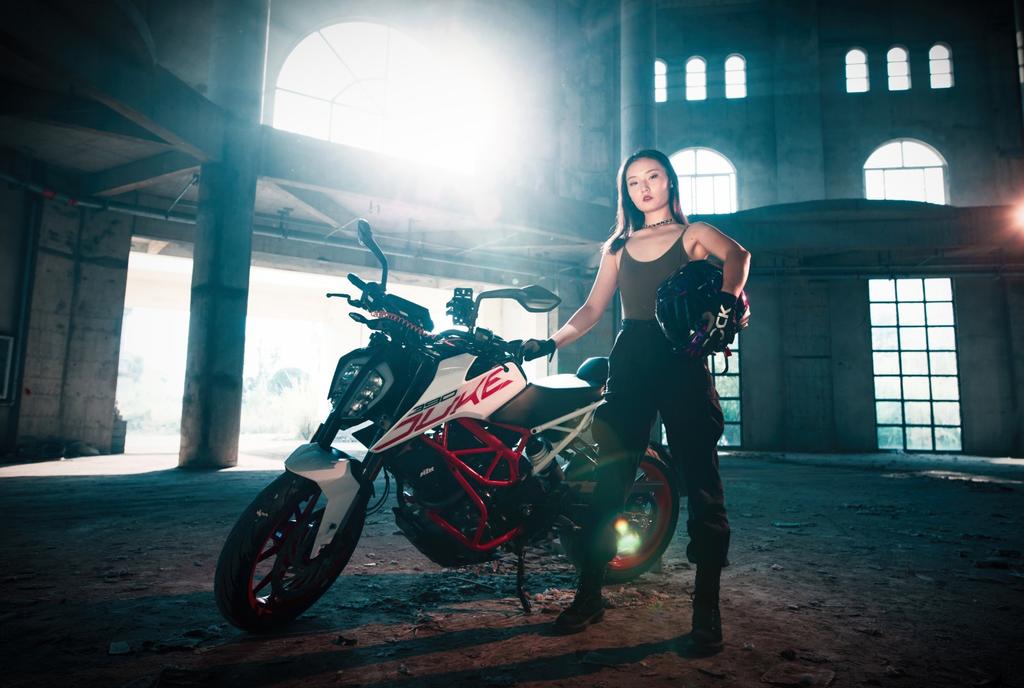 美飒机车女孩霸气图片
