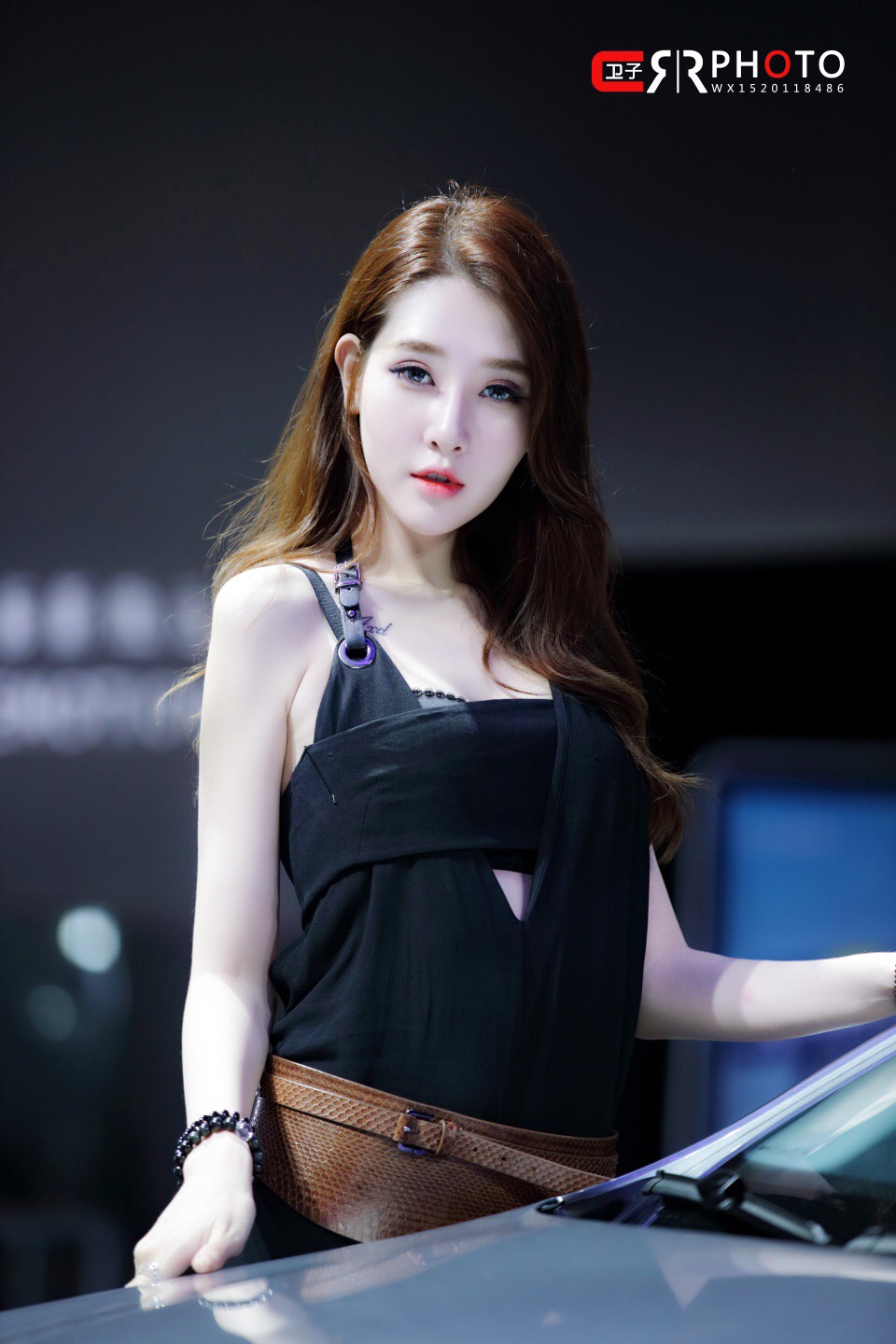 酷似昆凌的嫩白香肩美背美女车模