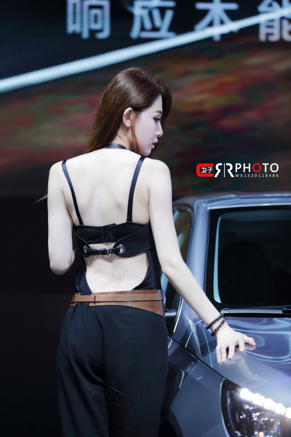 酷似昆凌的嫩白香肩美背美女车模