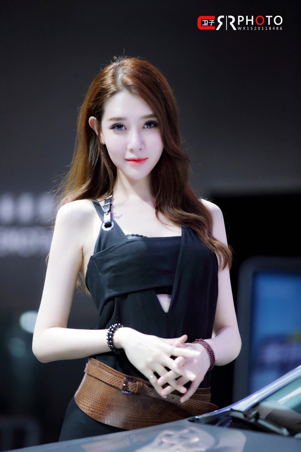 酷似昆凌的嫩白香肩美背美女车模