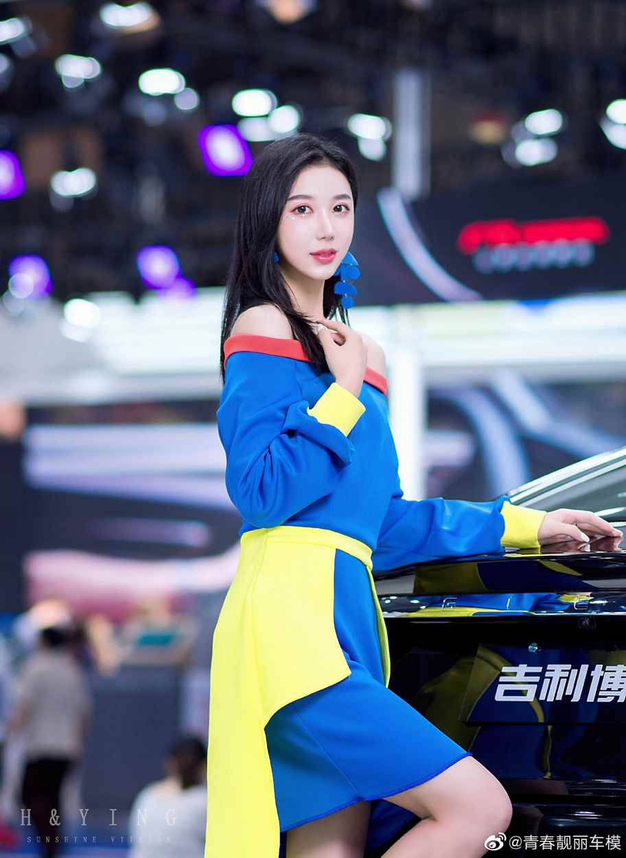 惹火车模细腰翘臀曼妙迷人写真