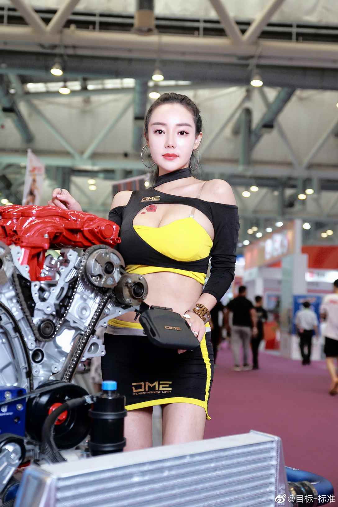 惹火车模细腰翘臀曼妙迷人写真