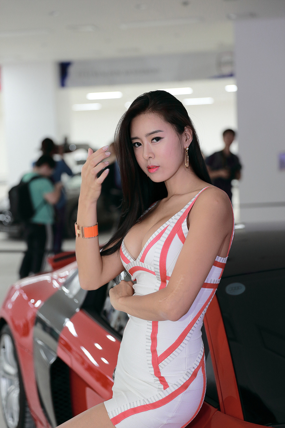 大胸性感模特与玛莎拉蒂