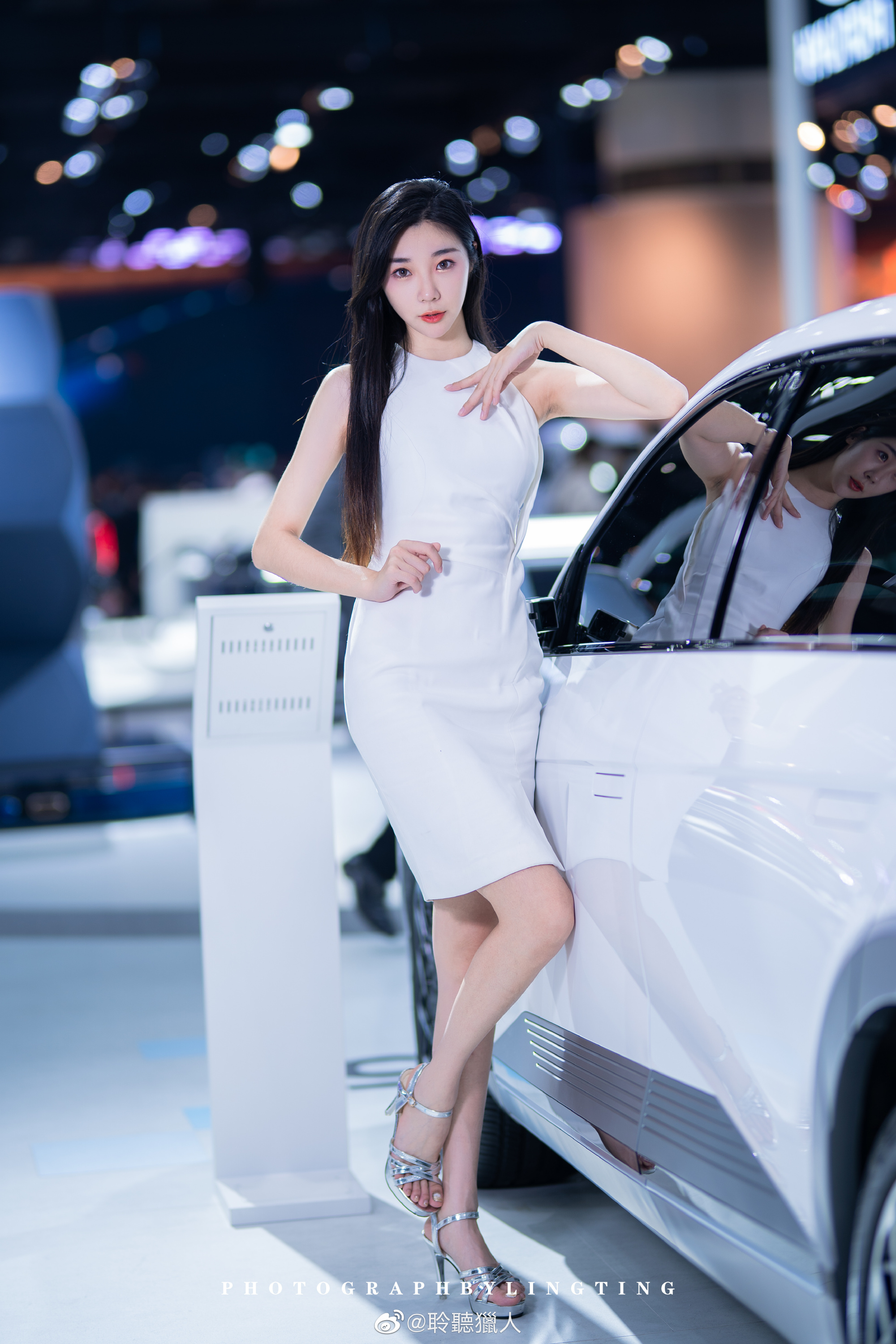 黑长直发美女车模高跟美腿私拍