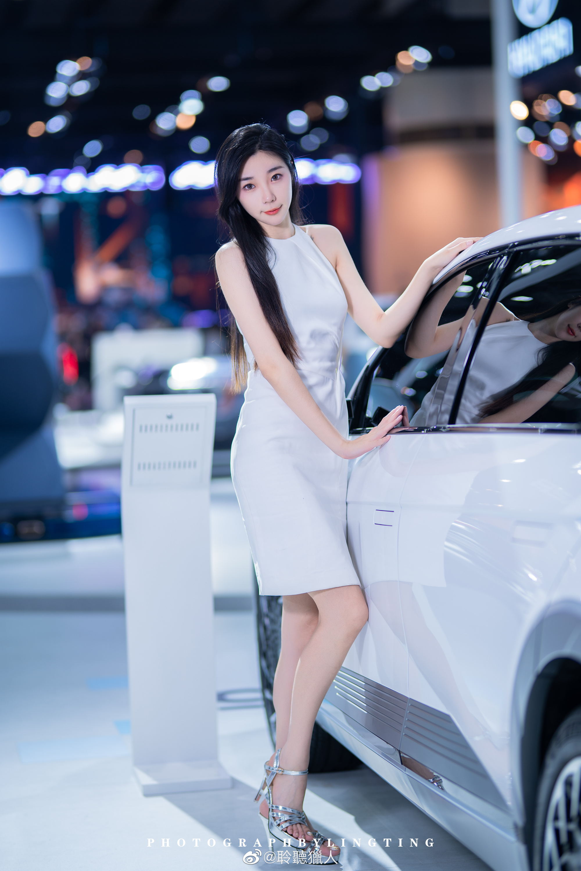 黑长直发美女车模高跟美腿私拍