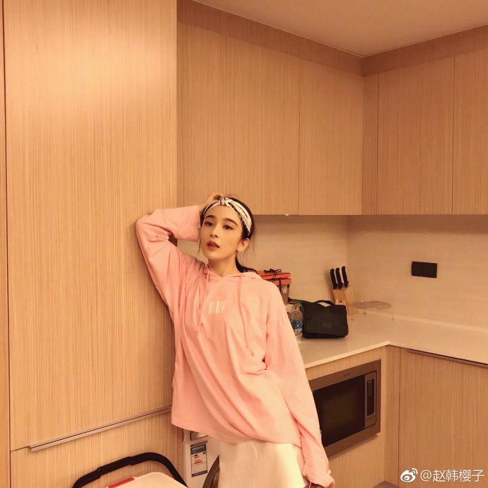 赵韩樱子生活照 厨房自拍