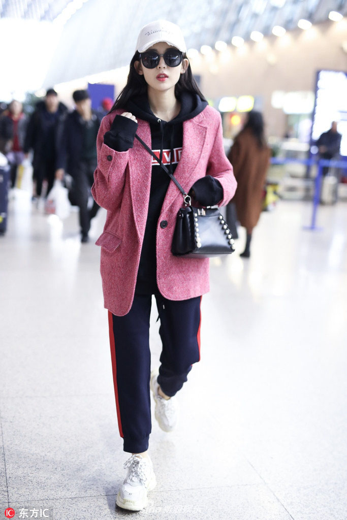 古力娜扎机场街拍照 噘嘴歪头尽显少女气质